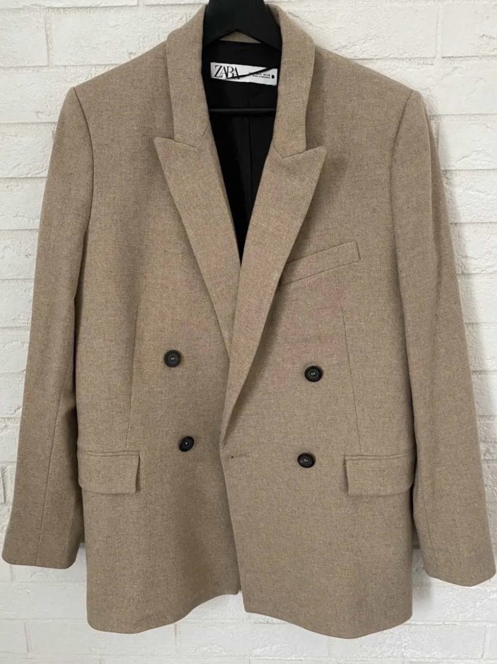 Chic and timeless ZARA blazer in a versatile neutral beige/taupe shade size Larg